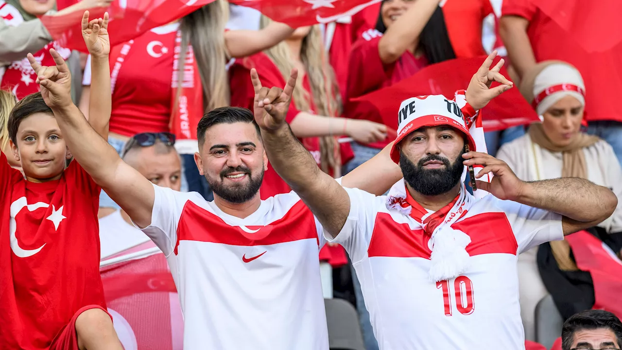 Türkei-Fans zeigen rechtsradikalen Wolfsgruß bei Hymne