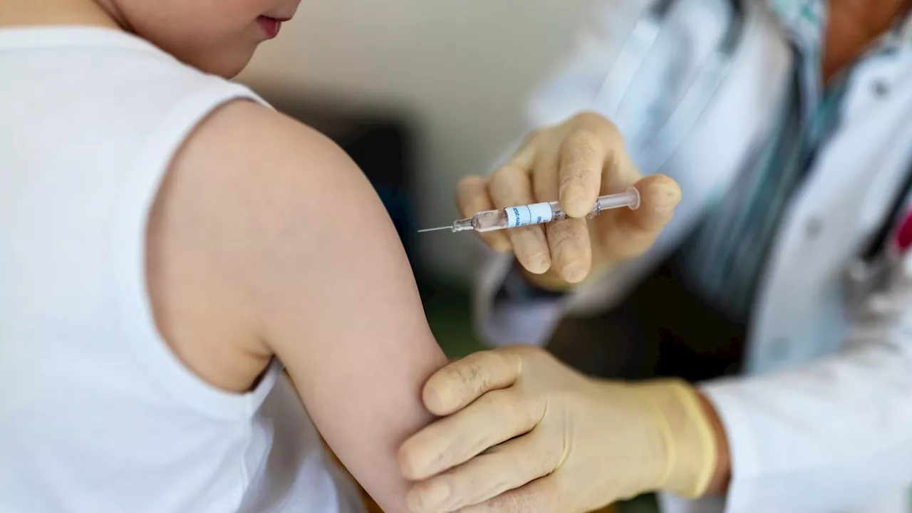 Blitz no vax della Lega: stop all'obbligo dei vaccini per i minori, 'siano solo raccomandati'