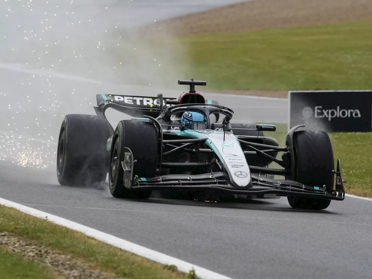 F1, a Silverstone tripletta inglese: pole Russell, Leclerc fuori al Q2, Sainz solo 7°