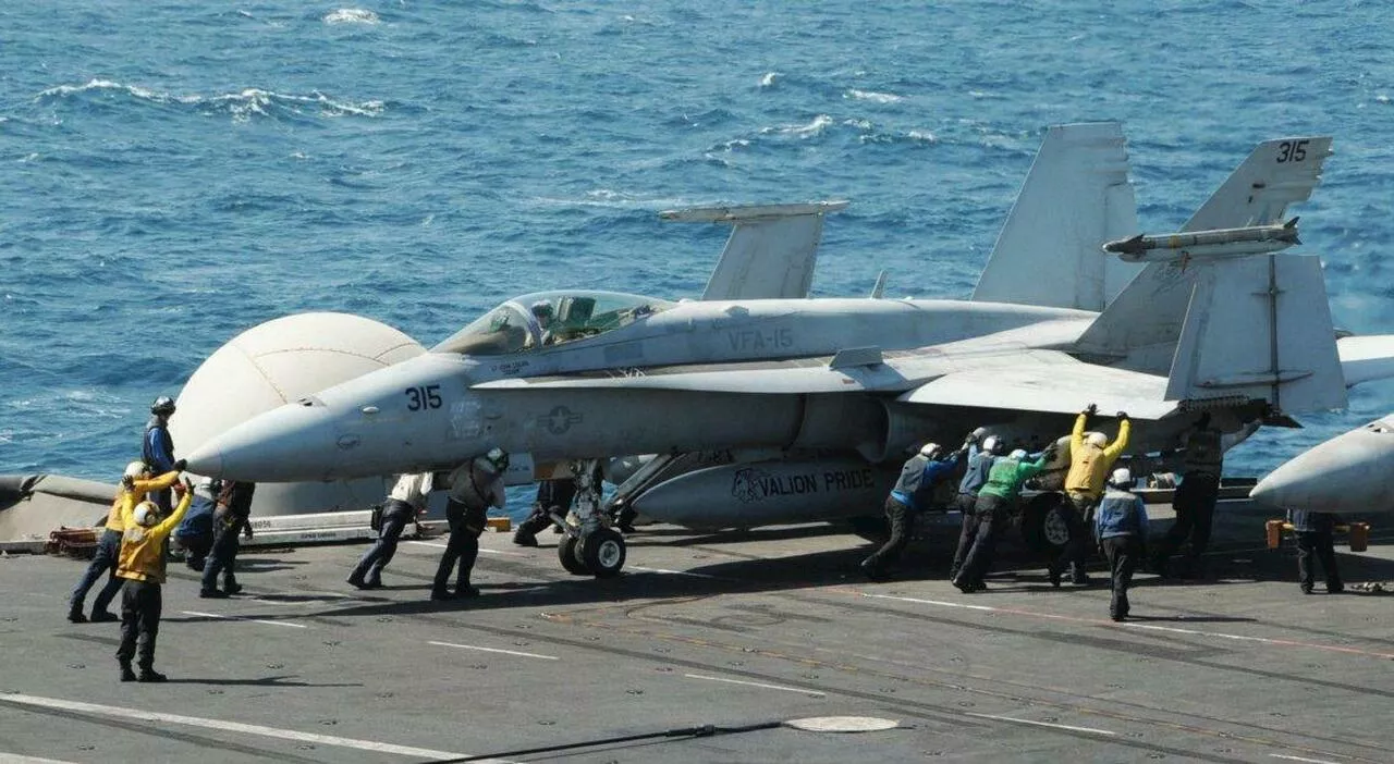 Stati Uniti e Cina, guerra vicina? I Super Hornet Usa armati con missili da guerra SM-6 avvistati nel Pacifico