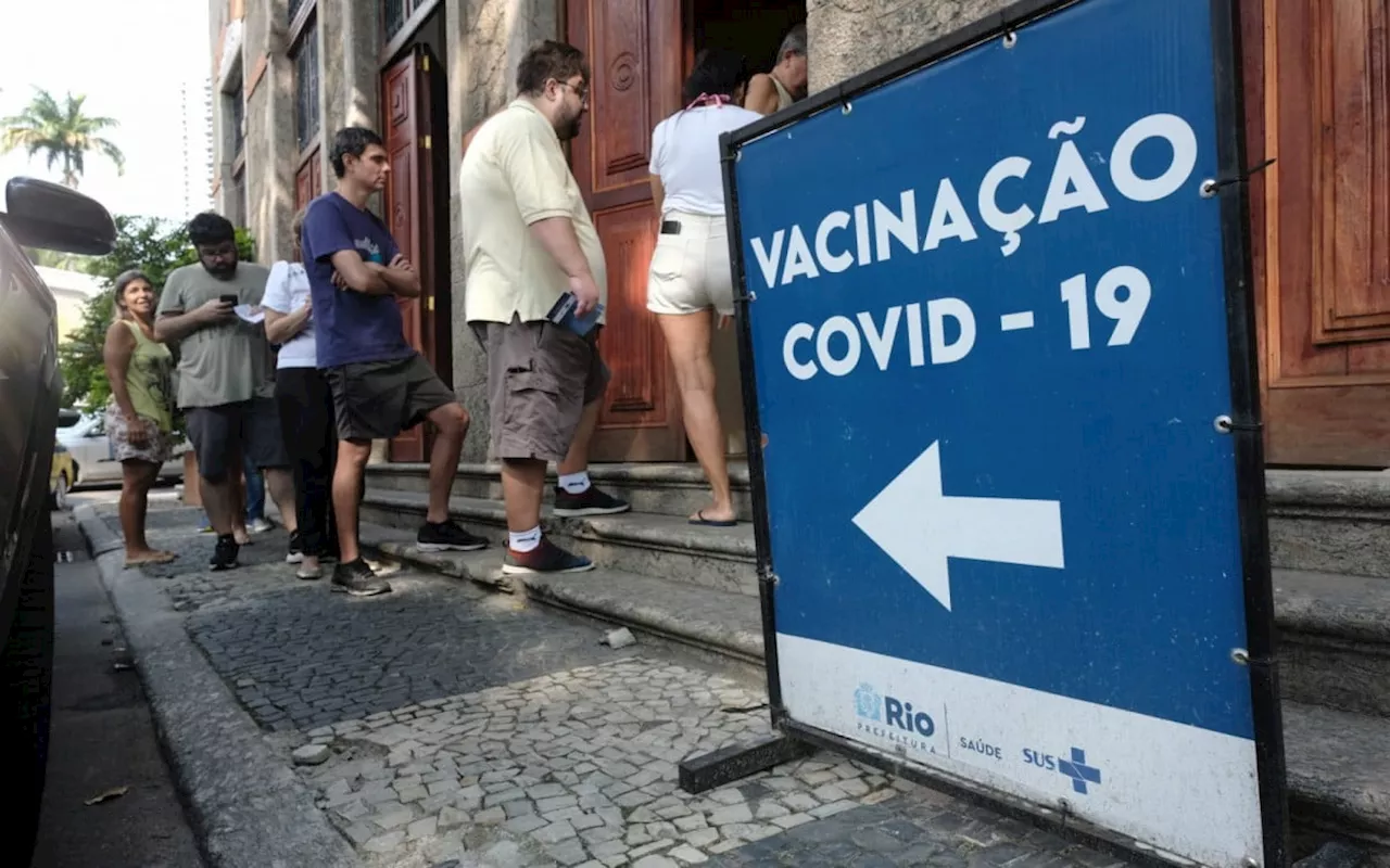 Cariocas formam filas no último dia de vacinação contra variante XBB em Botafogo