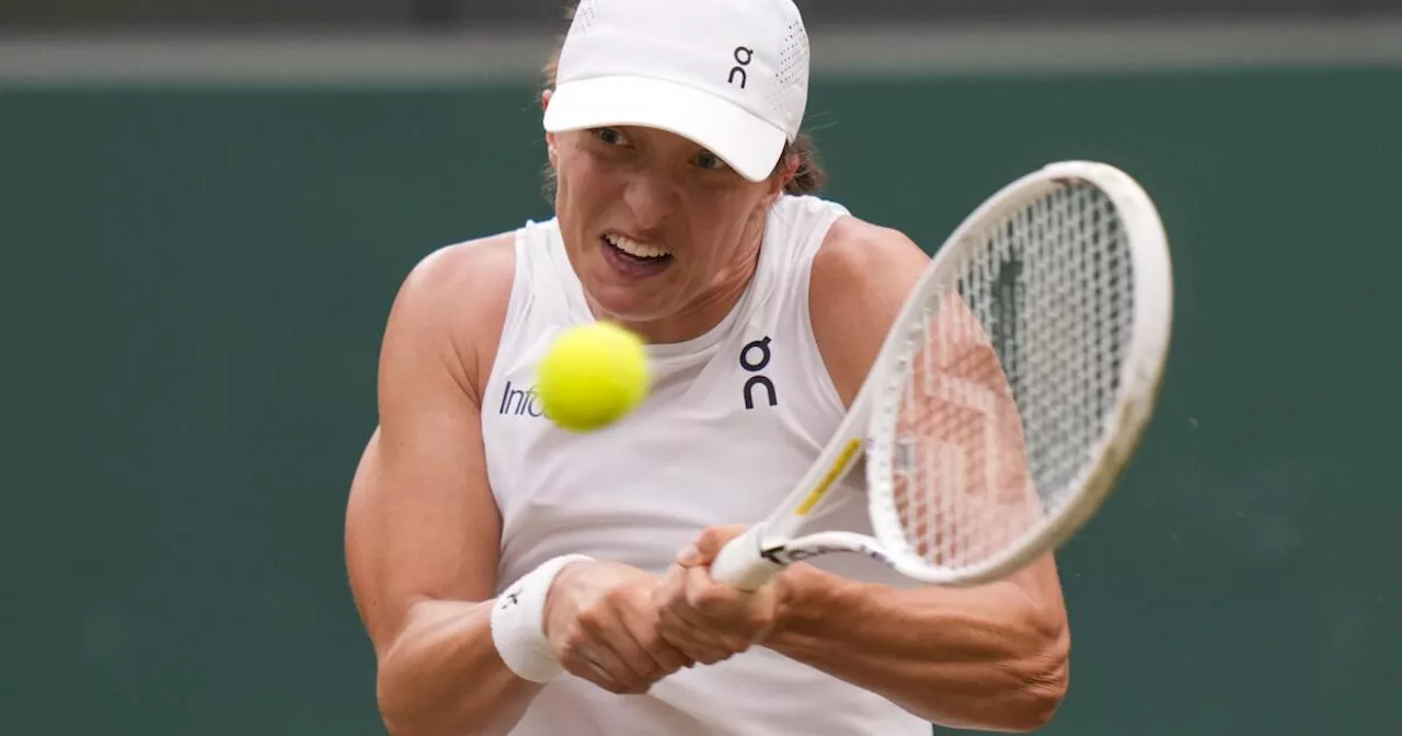 Top-ranked Iga Swiatek again falters at Wimbledon