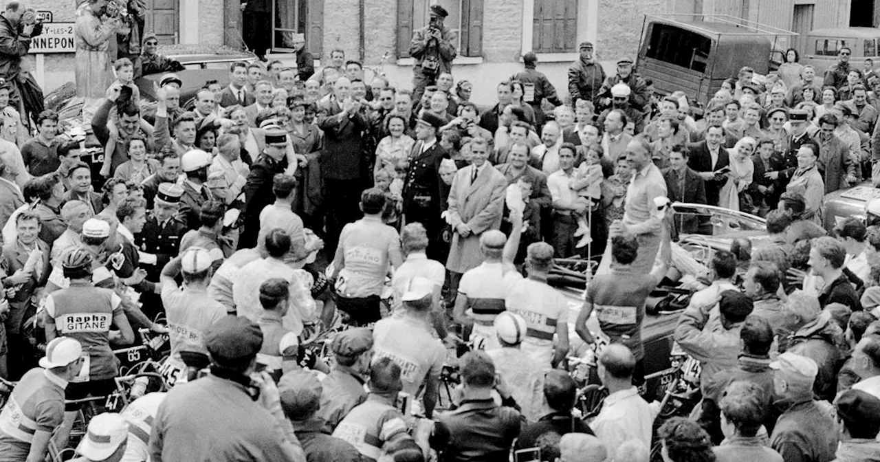 Tour de France 1960: les coureurs saluent le général de Gaulle à Colombey-les-Deux-Eglises