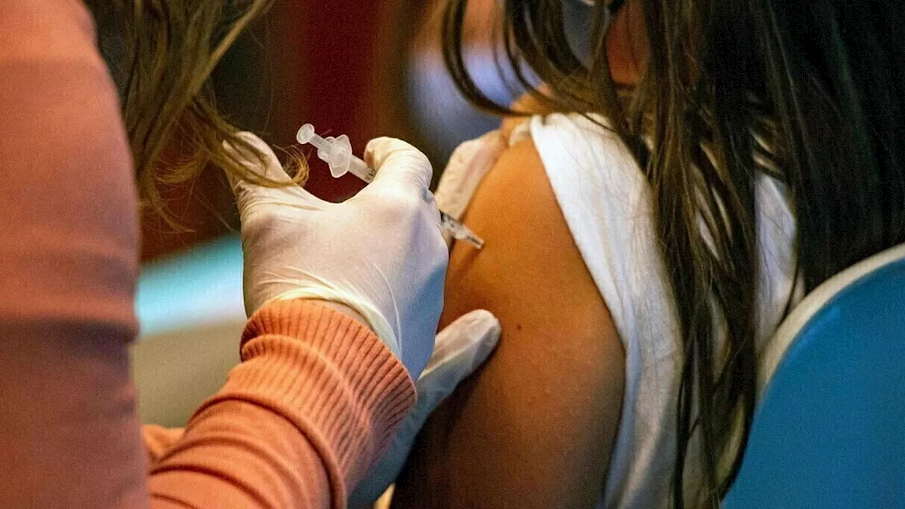 Vaccini, emendamento Lega: stop obbligo, per minori solo raccomandazione