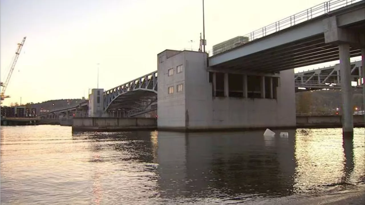 Southbound SR 99 closed over First Avenue Bridge