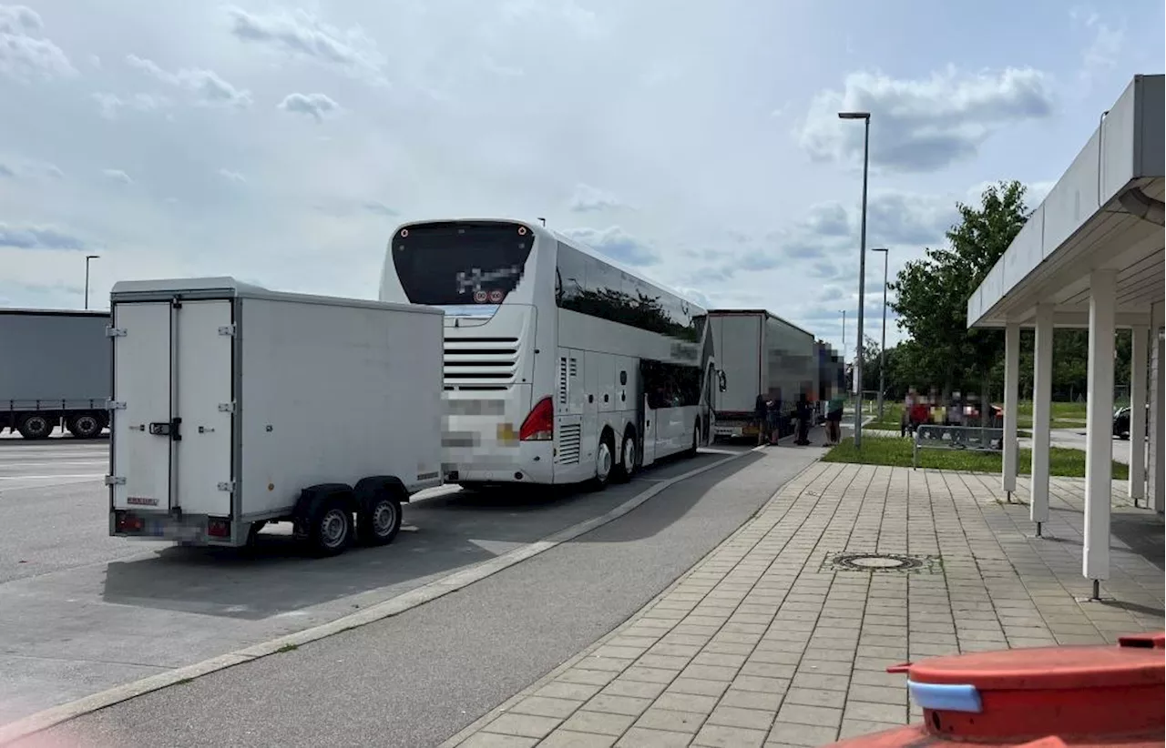 Drama auf Autobahnparkplatz: Mann (72) stürzt aus Reisebus und stirbt