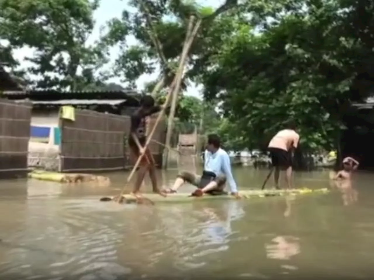 Assam Floods: Kaziranga National Park में बढ़ता पानी का स्तर बना सिरदर्द, लोगों का जीना हुआ मुश्किल