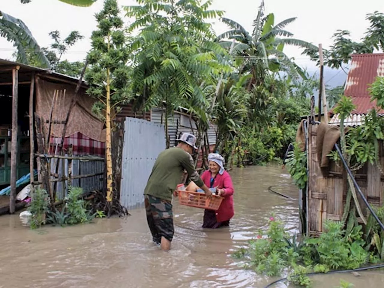 Assam Floods: पानी में डूबे असम के गांव, बाढ़ से लगातार बिगड़ रहे हालात