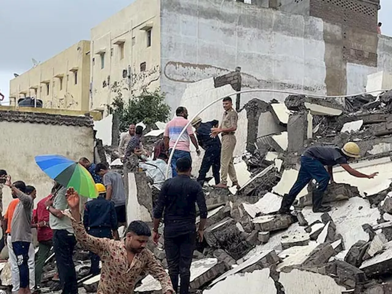 Gujarat Building Collapse: गुजरात में 6 मंजिला इमारत गिरी, 15 लोग घायल; कई के फंसे होने की आशंका