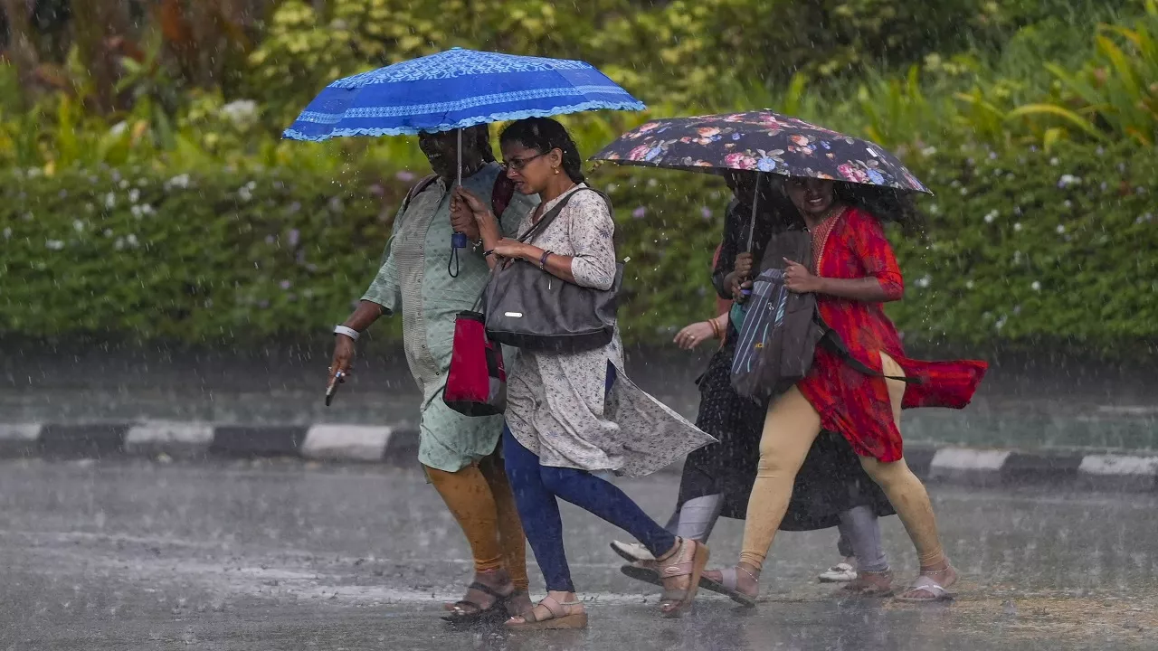 बिहार के 10 जिलों में भारी बारिश का अलर्ट, जल्द पढ़ें IMD का नया अपडेट