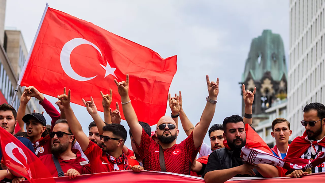 Türkischer Fanmarsch in Berlin wegen Wolfsgruß gestoppt