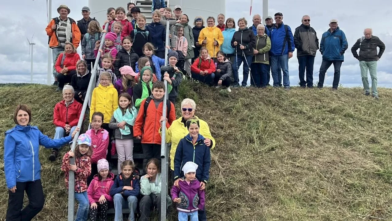 Volksschule wanderte zum Windrad-Obstgartl