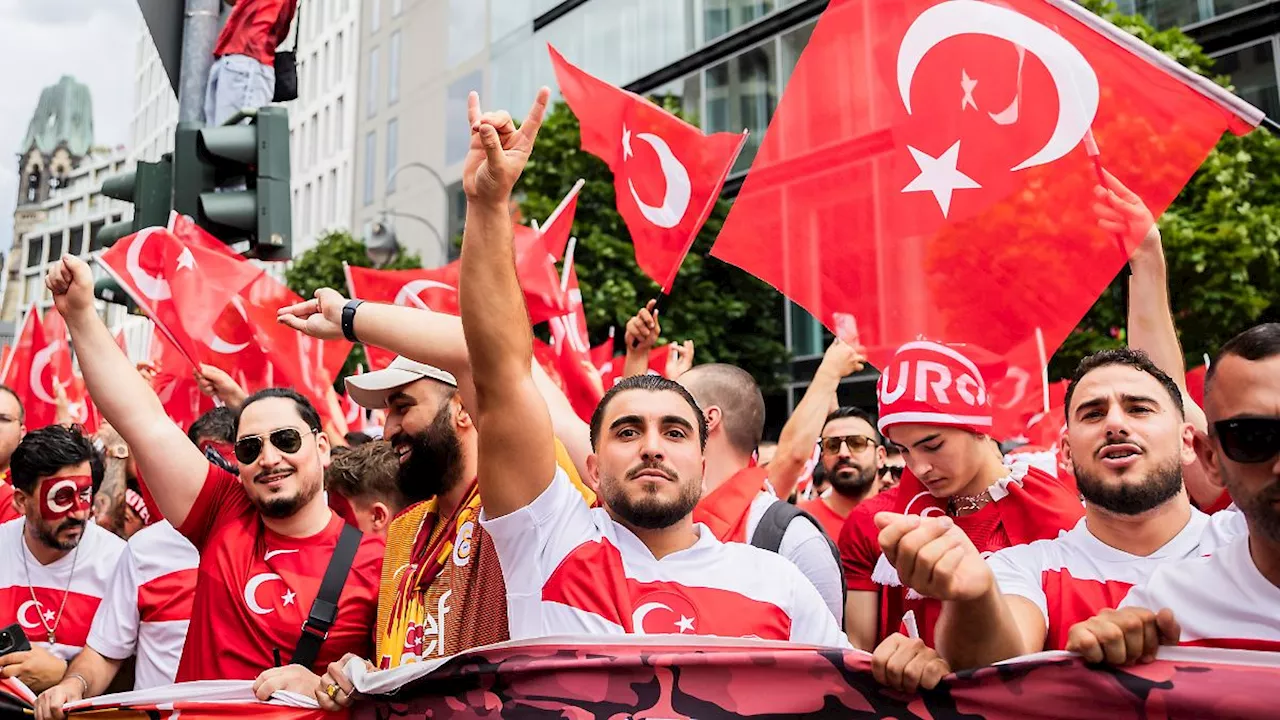 Fortdauernde Wolfsgrüße: Berliner Polizei bricht türkischen Fanmarsch ab