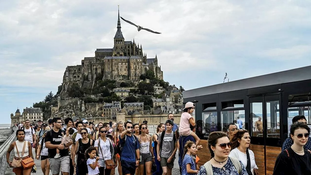 Au Mont Saint-Michel, les saisonniers sont en renfort pour accueillir les visiteurs de l’été