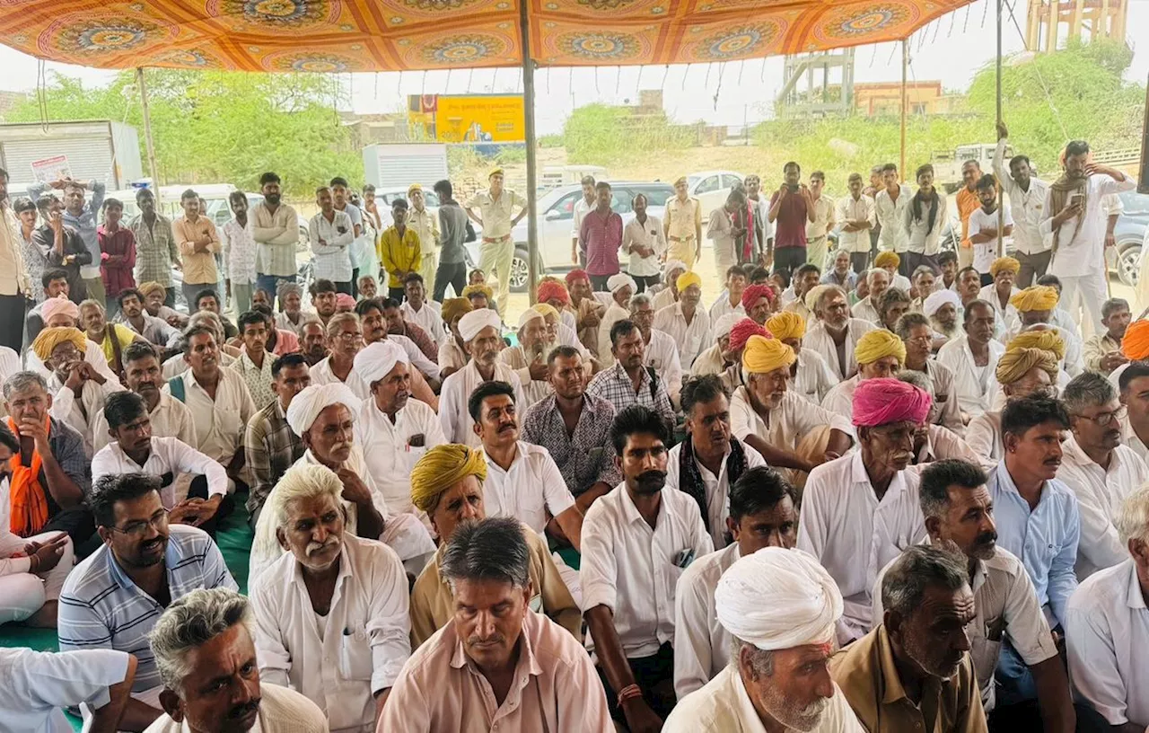 बीमा क्लेम राशि के गबन का आरोप, किसानों ने दिया धरना