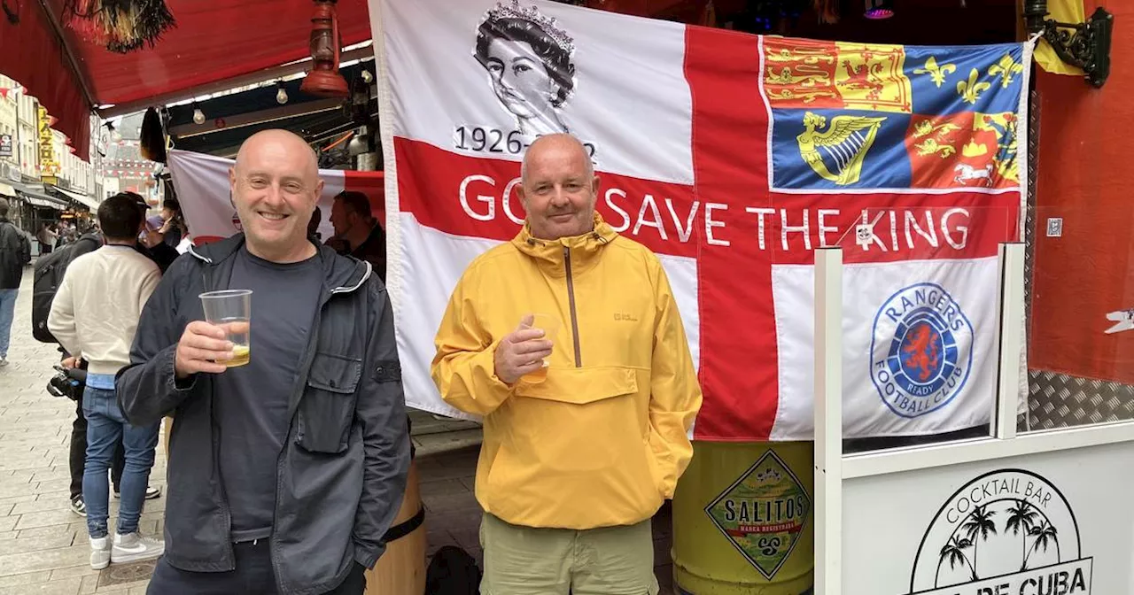 EM 2024 in Düsseldorf: Englische Fans stimmen sich in der Altstadt auf Viertelfinale ein​