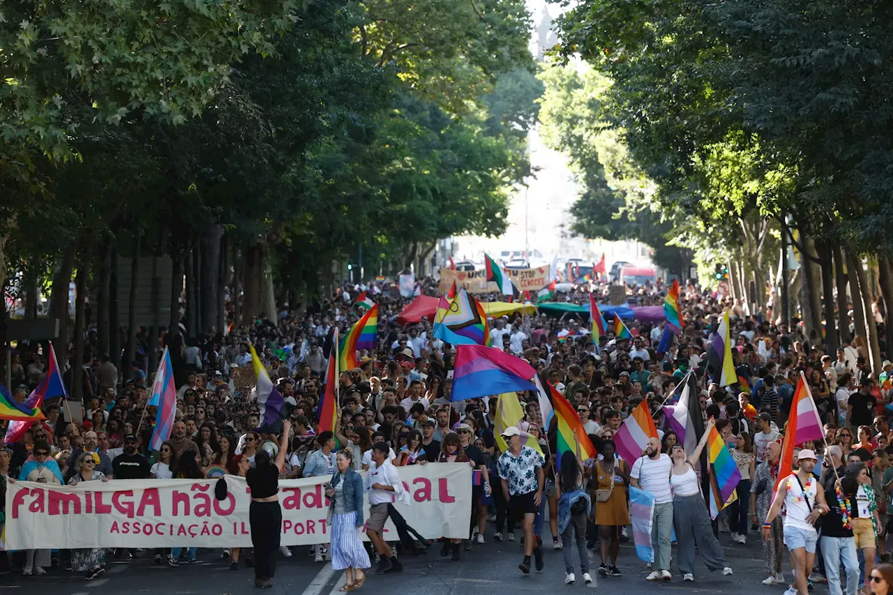 Marcha do orgulho LGBTQIA+ enche Avenida da Liberdade em Lisboa