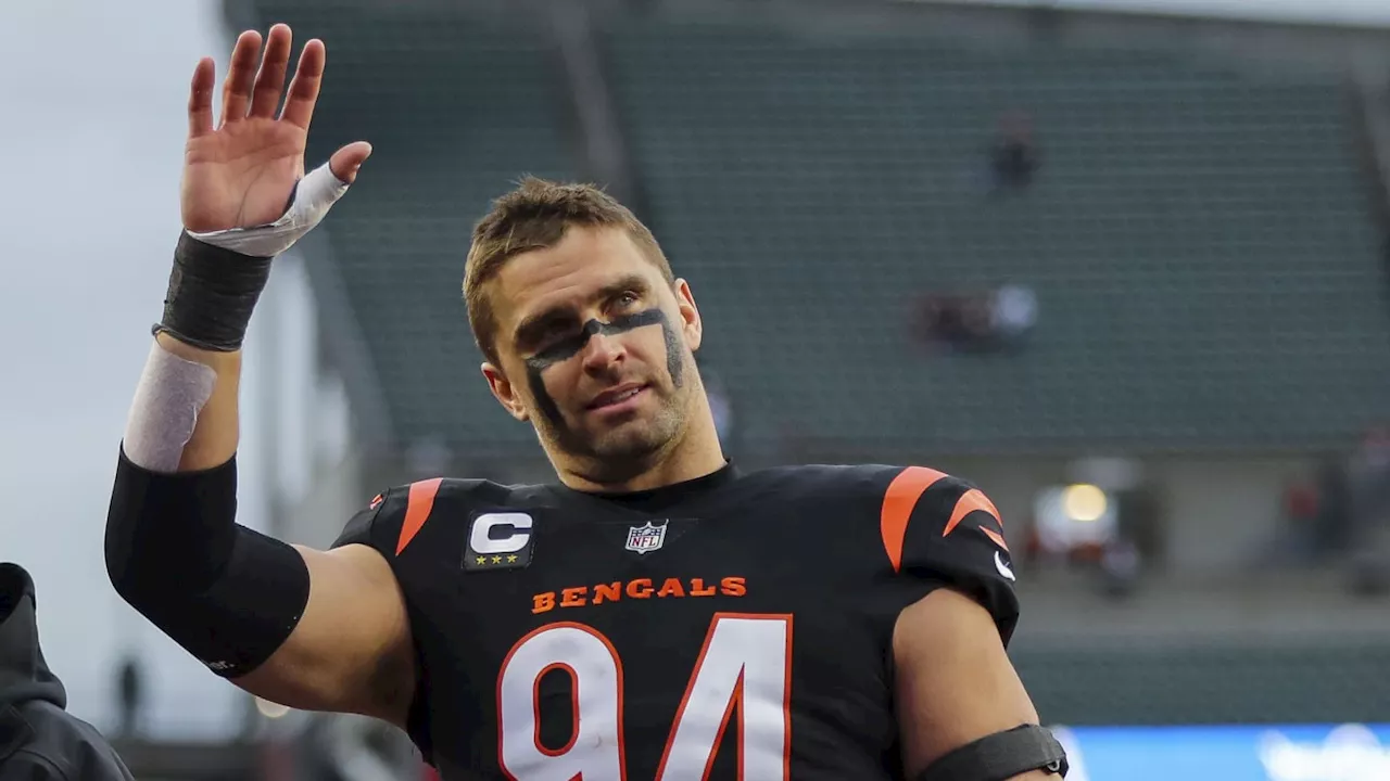 Cincinnati Bengals DE Sam Hubbard Throws Out First Pitch at Reds Game