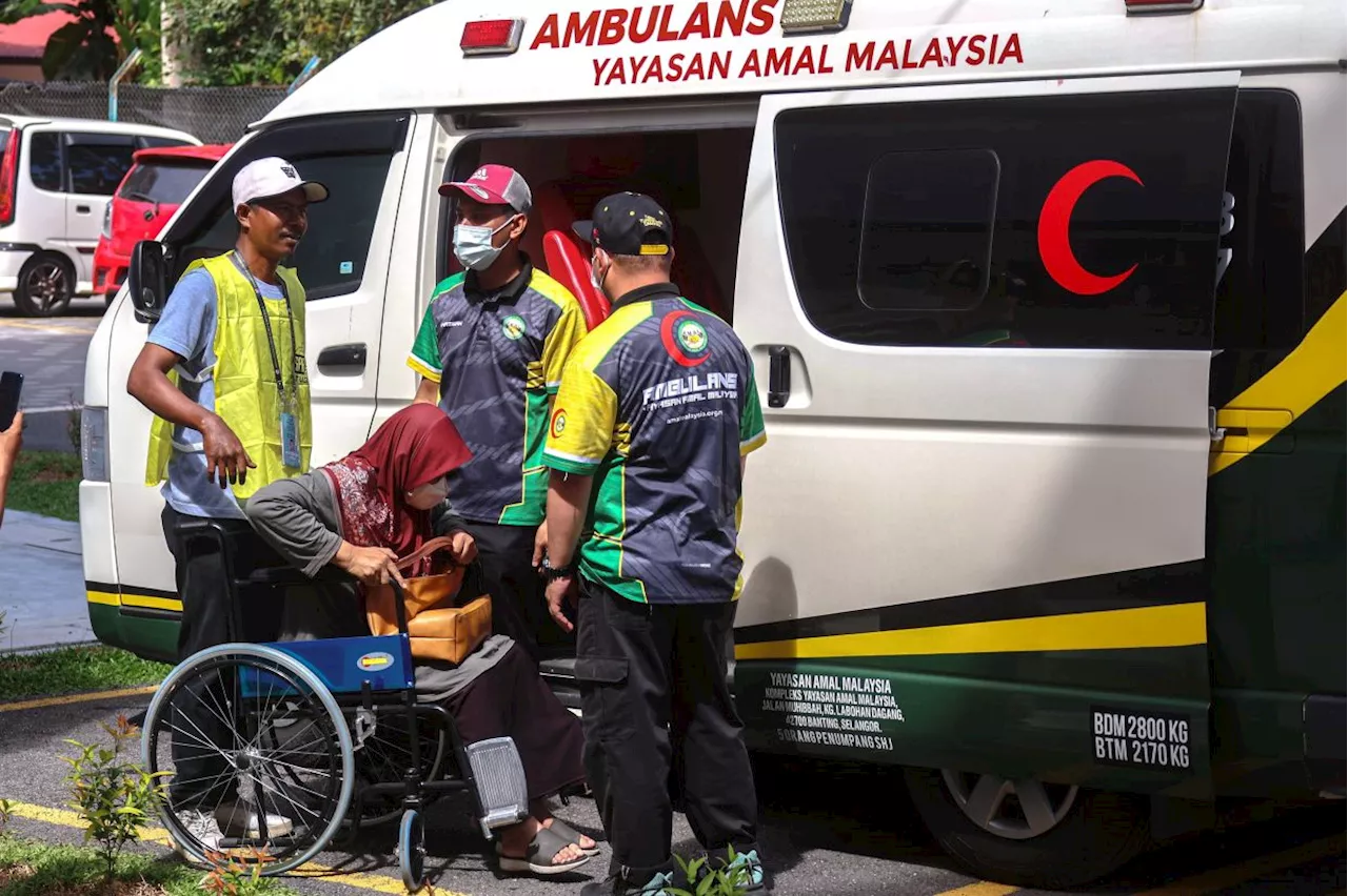 Sg Bakap Polls: Determined voter arrives in ambulance