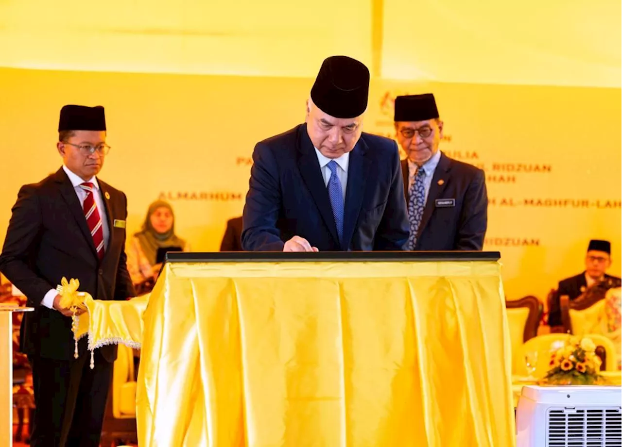 Sultan Nazrin launches new book on globalisation impact on Perak development