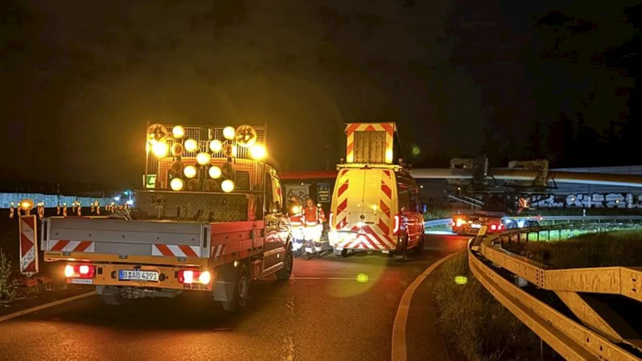 Autobahn: Festgefahrener Windrad-Transport legt Autobahnkreuz lahm