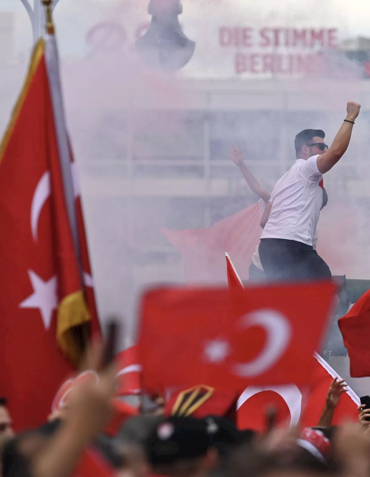 Euro 2024 : des supporters turcs font un geste associé à l’extrême droite pendant une marche, qui a été stoppée