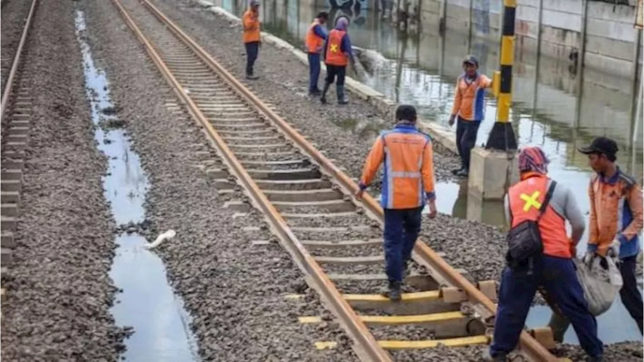 Genangan Banjir Hambat Perjalanan KRL Tanah Abang