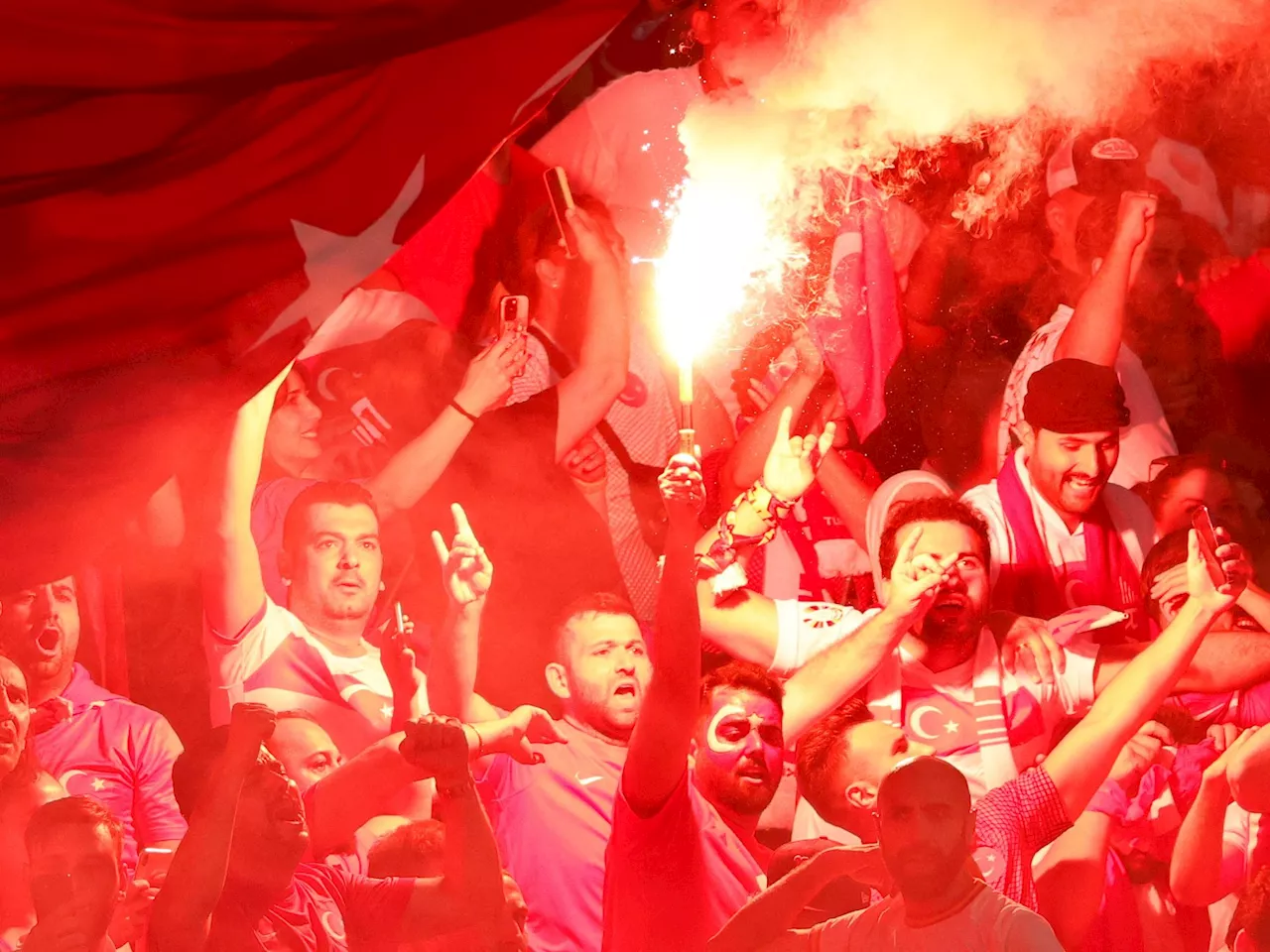 Skandal bei der Hymne: Türkische Fans zeigen den Wolfsgruß!