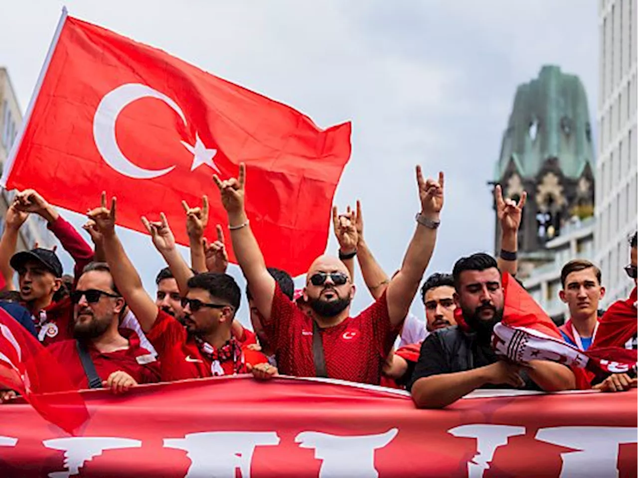 Türkischer Fanmarsch in Berlin wegen Wolfsgruß gestoppt