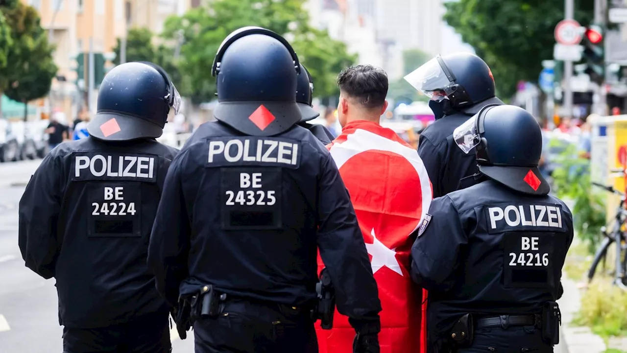 EM 2024: Polizei beendet Türkei-Fanmarsch wegen Wolfsgruß-Eklat