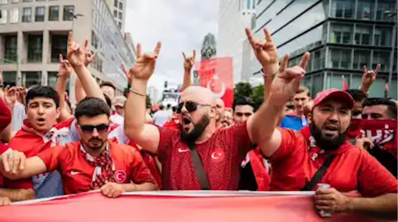 EURO 24: Tausende Türkei-Fans zeigen Wolfsgruß während der Hymne