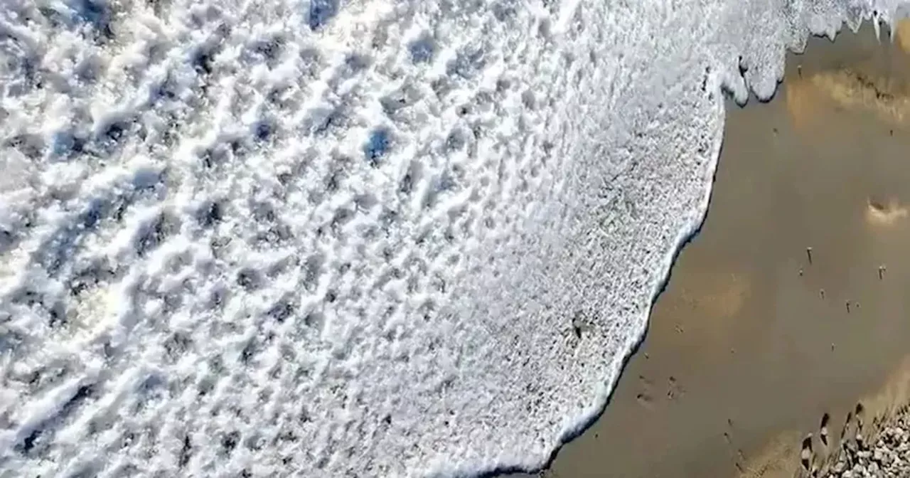 Un barco varado y lagos congelados: las impactantes imágenes de la ola polar en Argentina | Ciudadanos