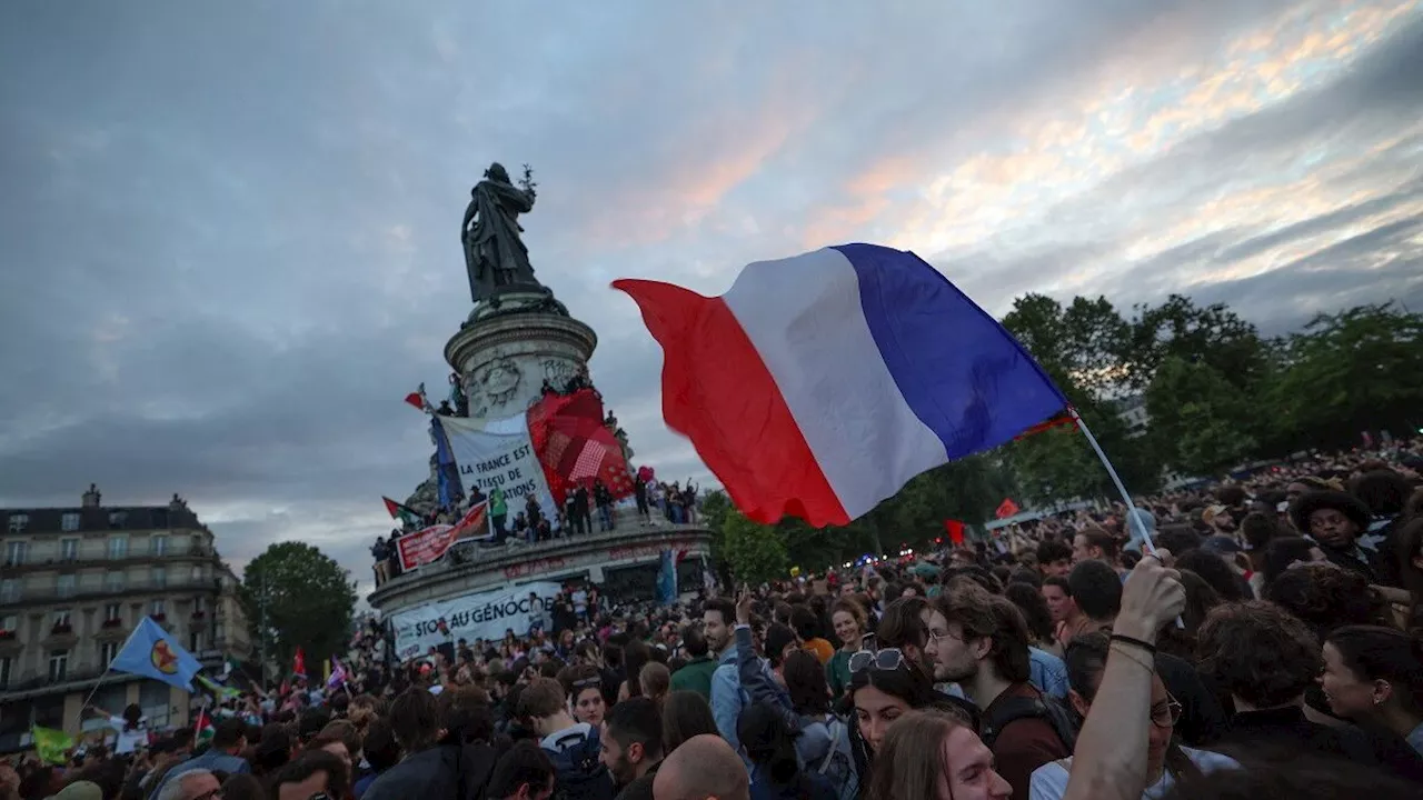 Elezioni Francia, folla in Place de la Republique a Parigi