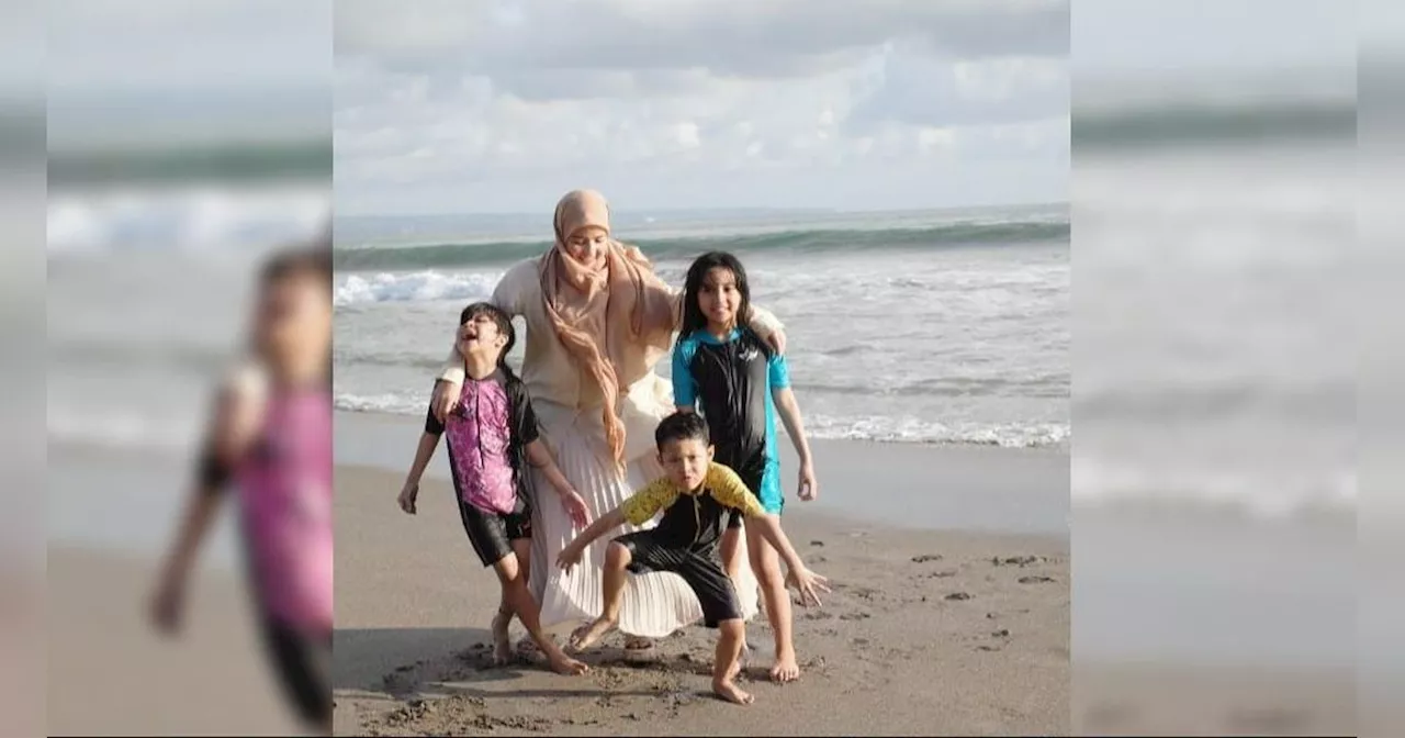 10 Momen Natasha Rizky Liburan Bareng Anak-anak, Seru Banget Main di Pantai