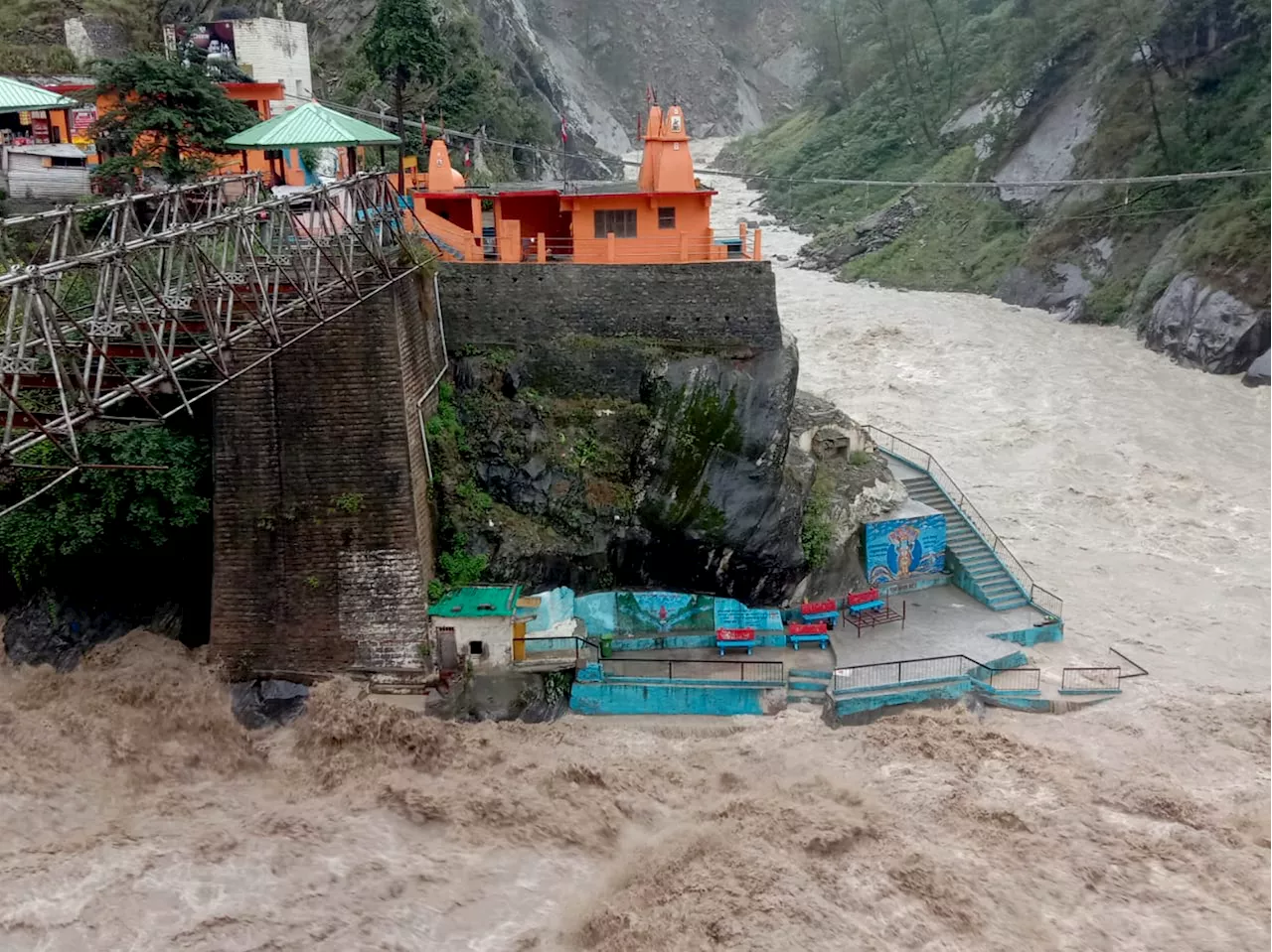 उत्तराखंड में बारिश ने बरपाया कहर: सड़कें बनी तालाब, उफान पर नदियां, चारधाम यात्रा पर लगा ब्रेक