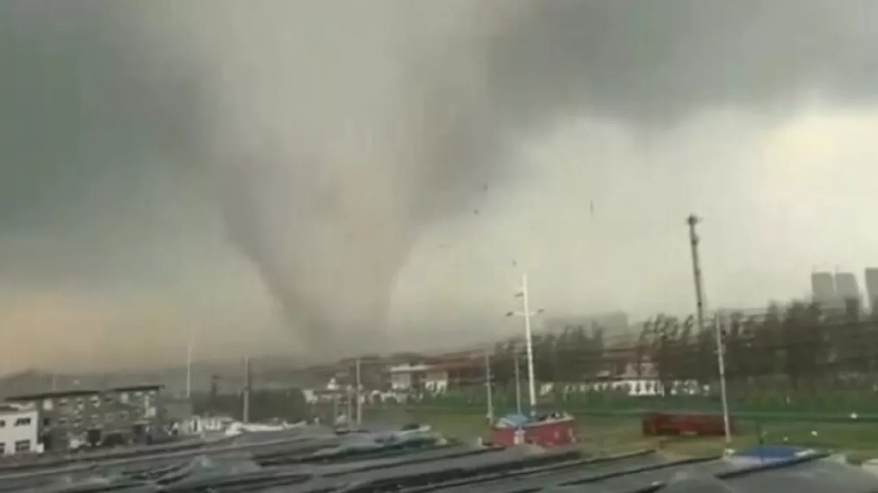 China Tornado: पूर्वी चीन में बवंडर ने मचाई तबाही, 5 लोगों की मौत, 100 घायल