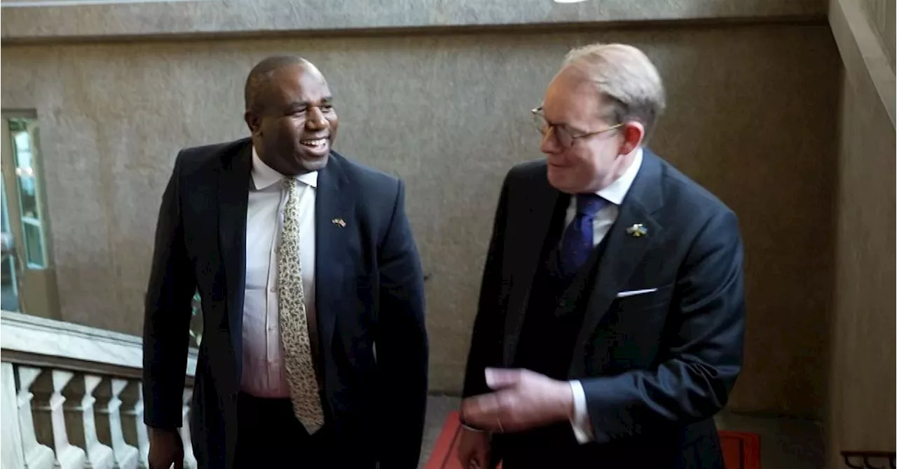 Brittiska utrikesministern på charmturné – besöker Sverige