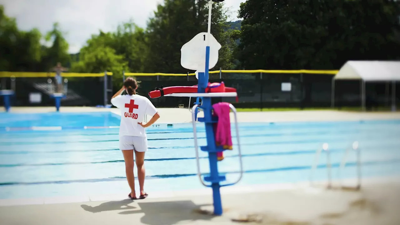 Hacer toples, fumar, usar altavoces y traer merienda del exterior: ¿qué está permitido y prohibido en las piscinas municipales?