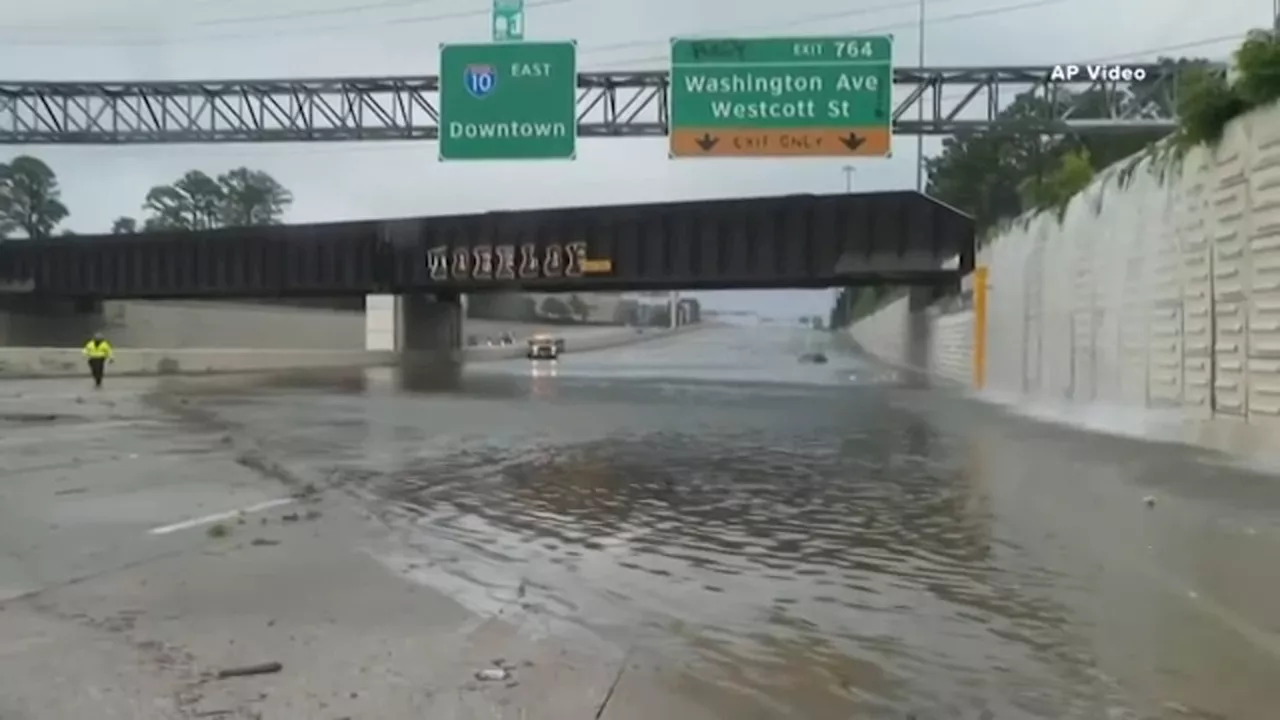 Whitmire delivers urgent message to Houstonians to stay off roads after deadly storm