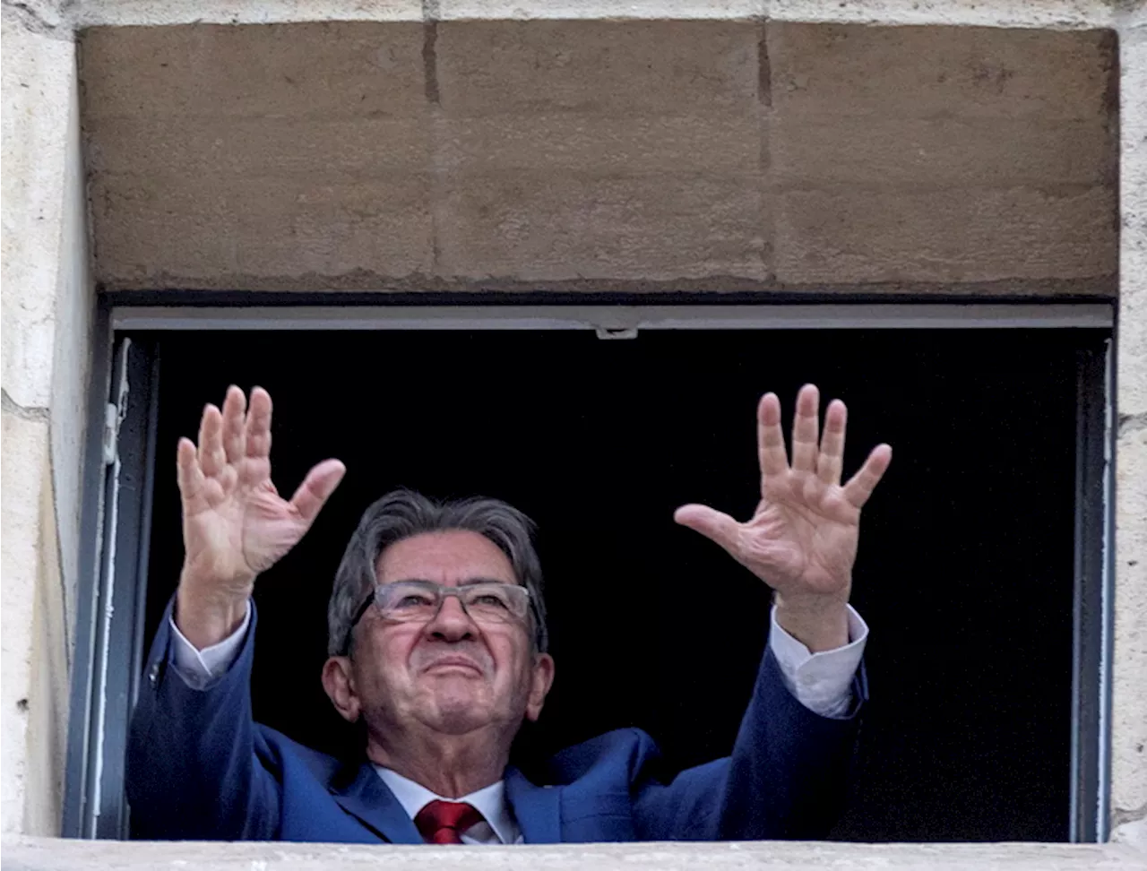 Caos Francia, ma una maggioranza senza Mélenchon c'è