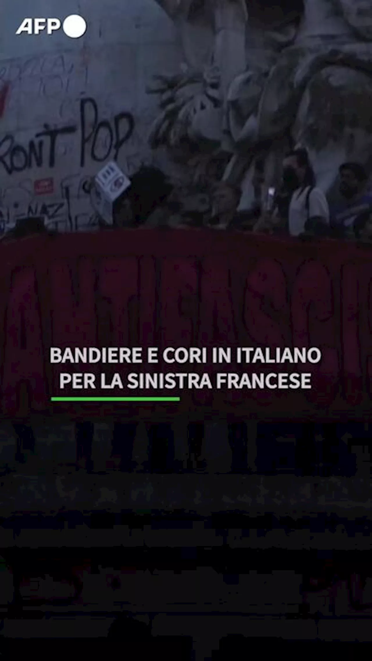 Festa della sinistra francese e i cori sono in italiano