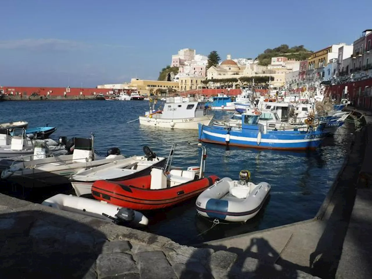 Sedicenne violentata a Ponza, i suoi genitori erano al lavoro