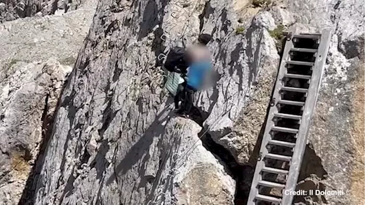 Su una ferrata con un neonato in braccio, l'allarme del soccorso alpino