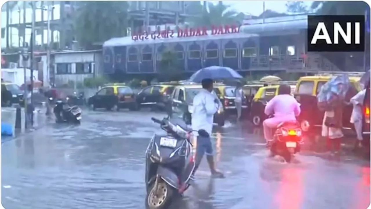 Mumbai: मुंबई में अलग-अलग जगहों पर छह घंटे के अंदर हुई 300 मिमी बारिश, सड़कों में भरा पानी; ट्रेनों पर भी असर