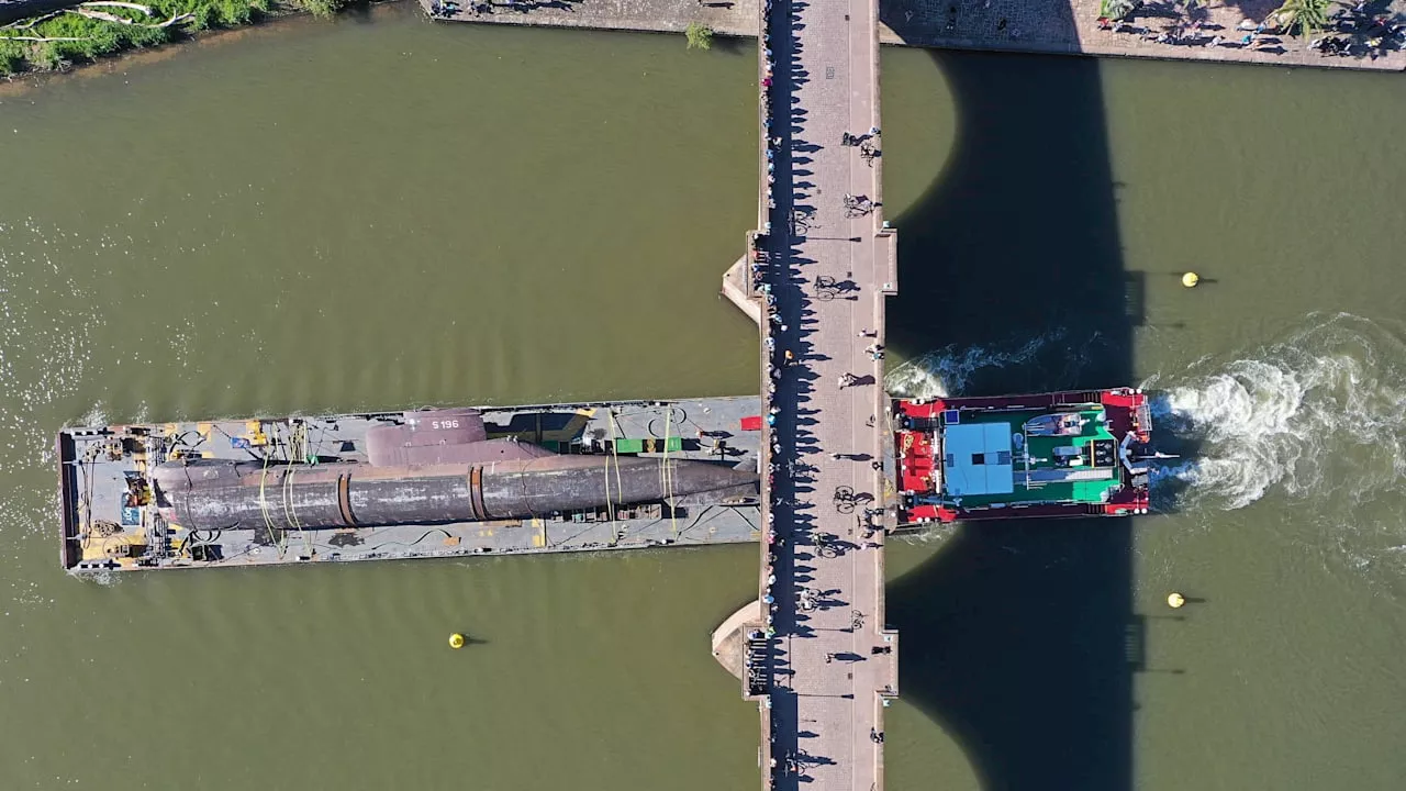 U17: Hier taucht ein U-Boot unter der Heidelberger Brücke durch