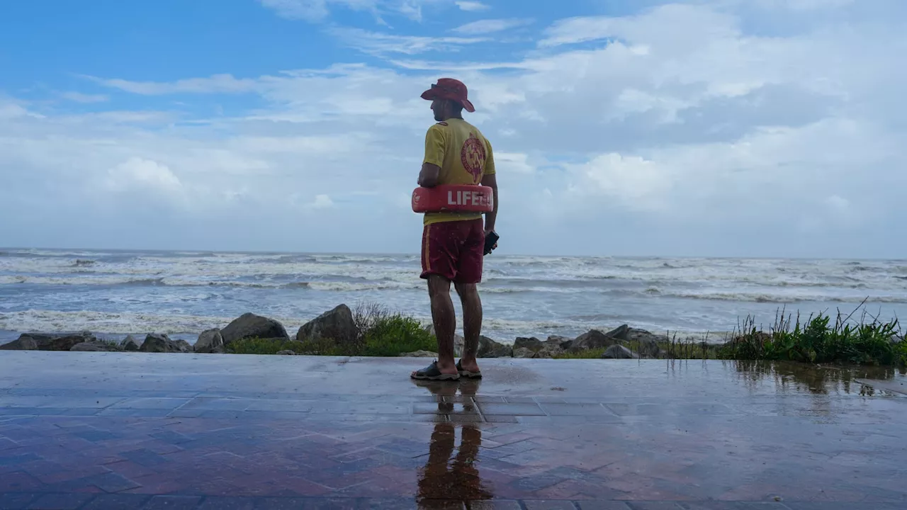 Texas residents told to expect power outages, flooding as Beryl moves closer to landfall