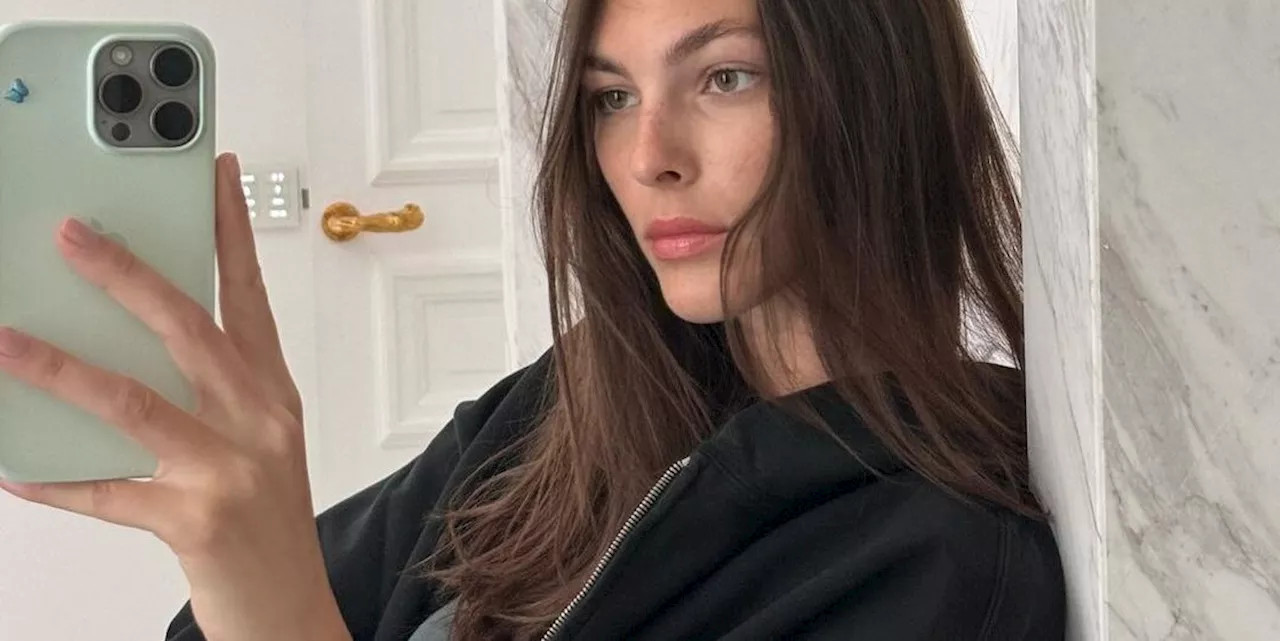 Felpa con la zip e vestito, la combo casual chic di Vittoria Ceretti