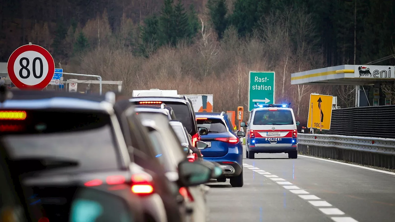 Lkw auf Pannenstreifen – Polizei entdeckt toten Lenker