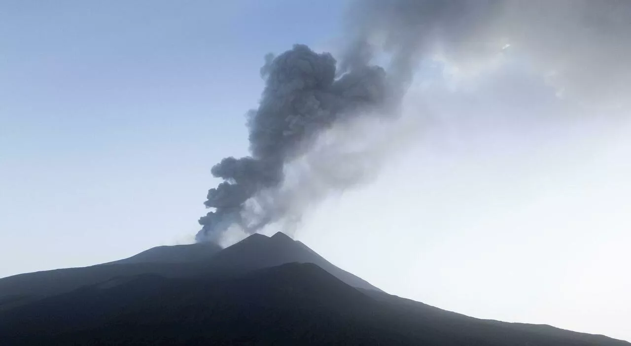 Etna, nuova attività: fontana di lava e nube alta 9 km. «Tremore vulcanico ancora su livelli alti»