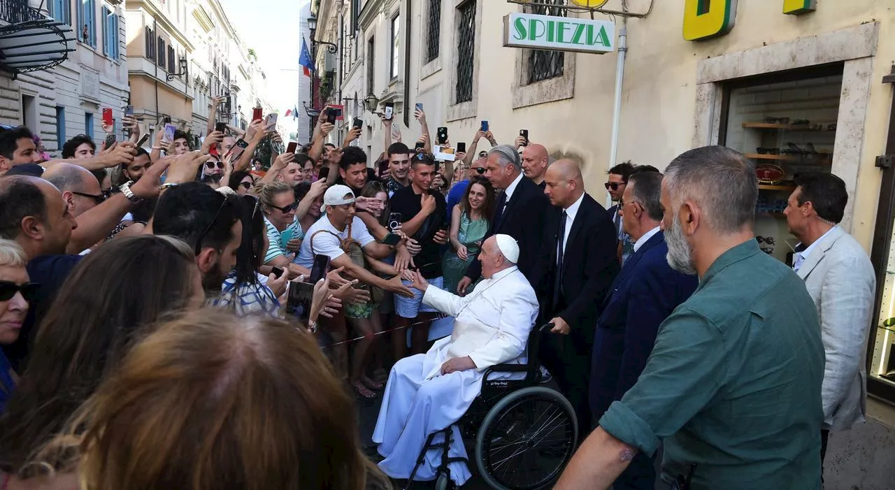 Papa Francesco cambia gli occhiali, folla per la visita dall’ottico a Roma. La telefonata al titolare: «Arrivo